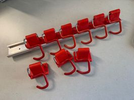 9x GERÄTEHAKEN + LEISTE AB 1.-