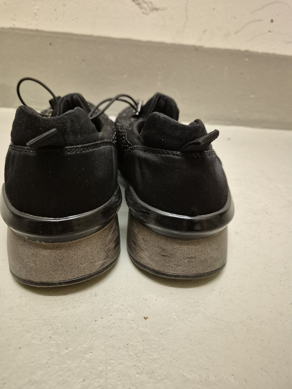 Damenschuhe: Damen Sneaker schwarz mit Glitzersteinen. – Gebraucht aus Bassersdorf von Scotch888 1