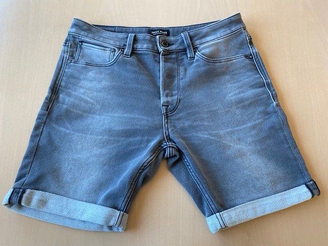 Jeans: Jack & Jones Jeans Shorts Regular Fit Grau Gr. M – Gebraucht aus Ergisch von July64