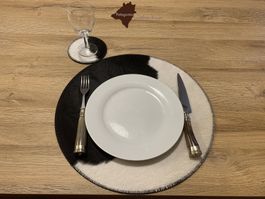 Set mit 8 Tischsets + 8 Untersetzer aus Kuhfell Black/white