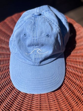 Cap in Jeansoptik mit Wellen-Motiv von CAPS APPAREL