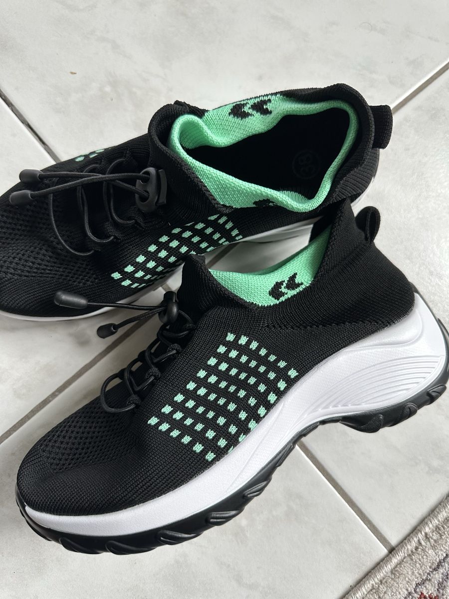 Scarpe da donna: New Black & Mint Sneakers - Size US 8 - Perfect for Spring! – Nuovo (secondo la descrizione) da Zürich venduto da car_68nt 2