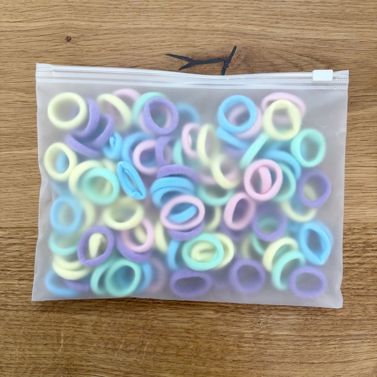 Accessori per capelli: 100 Haargummis Pastellfarben, NEU! – Nuovo e nell'imballaggio originale da Hinwil venduto da crn139