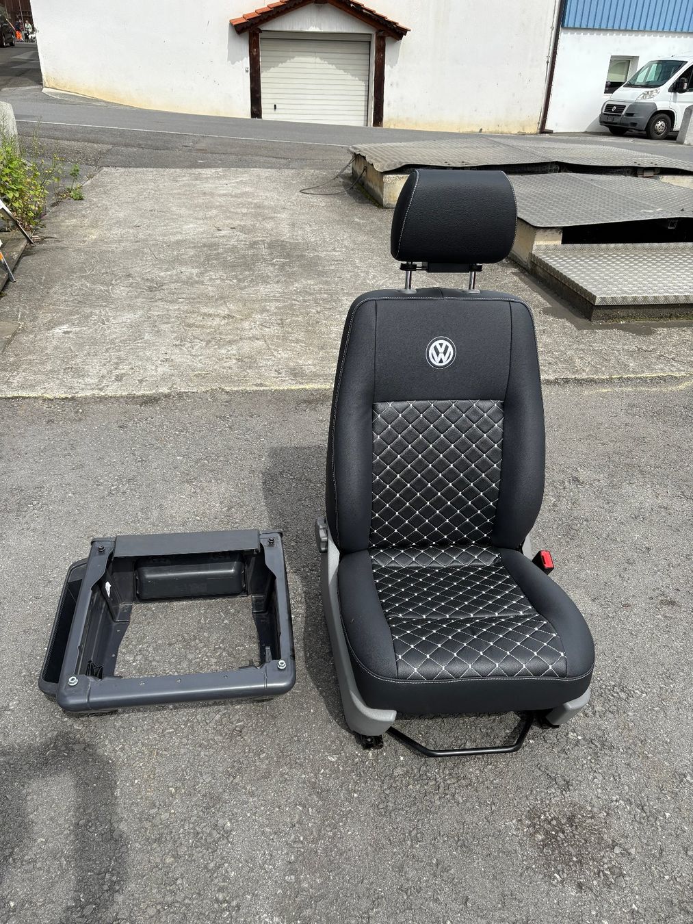 VW Tutti pezzi di ricambio auto: VW T5 neu bezogener Beifahrersitz mit Konsole – Usato da Gams venduto da mir_n5kk