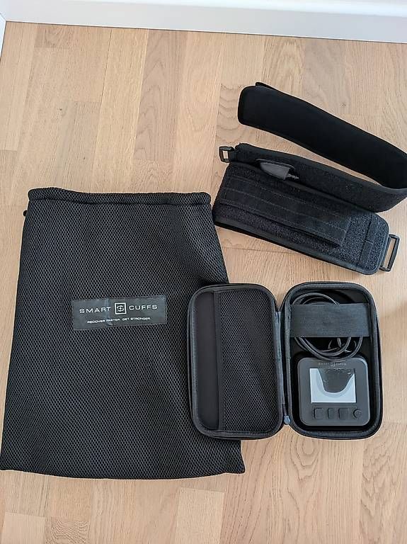 Valigie: Smart cuffs complete package with original case and bag – Usato da Basel venduto da fla_7flq 1