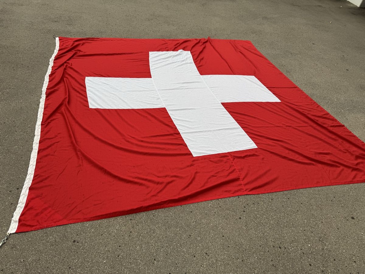 Bandiere: Schweizer Fahne ca.3x3 Meter – Usato da wallisellen venduto da Simbadog