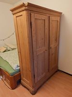 Armoire ancienne en bois massif rénovée, nombreux tablars
