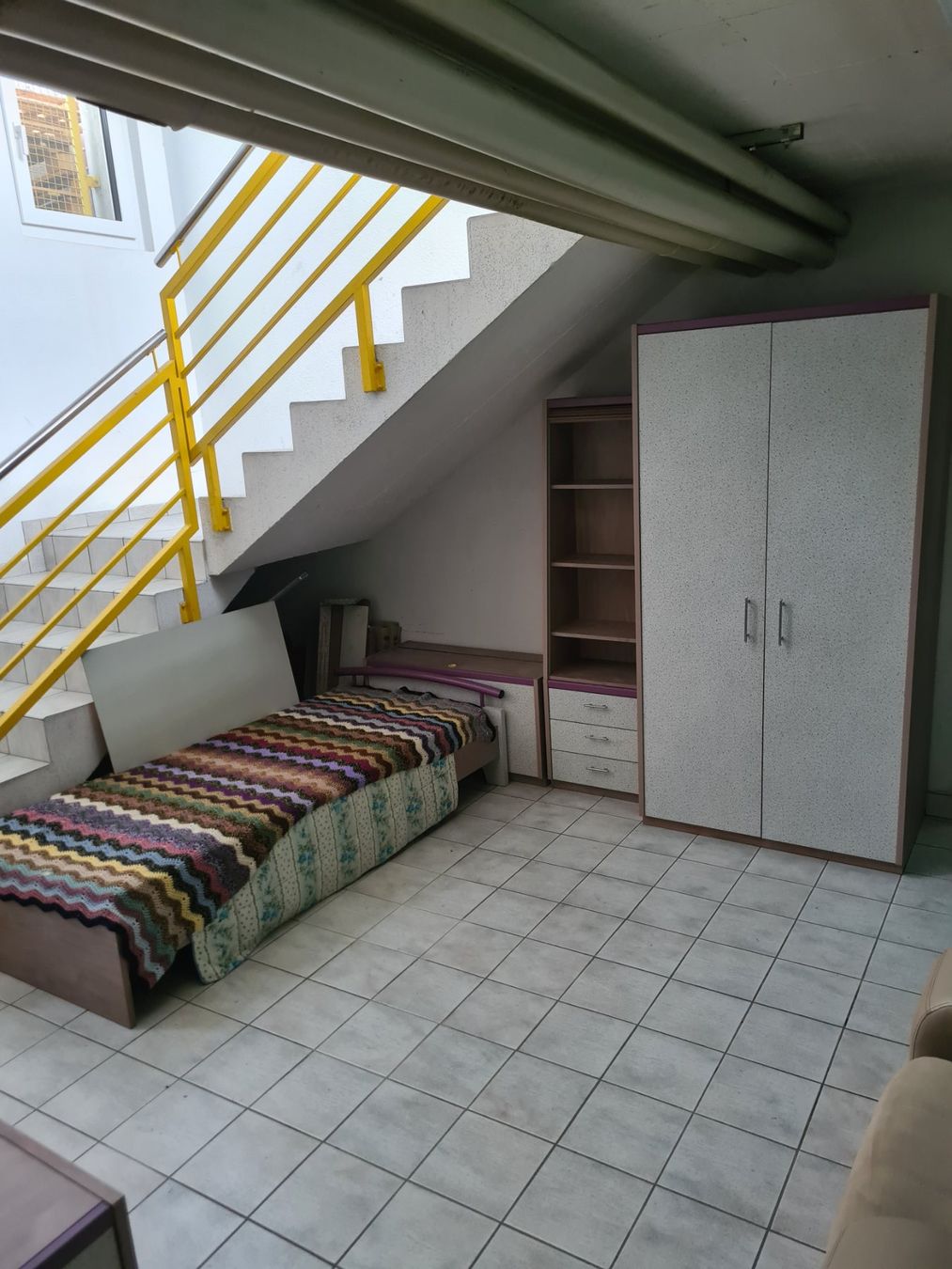 Schränke: Ensemble chambre meuble gris et violet 6 piéces – Gebraucht aus Monthey von 187-zeroo 1