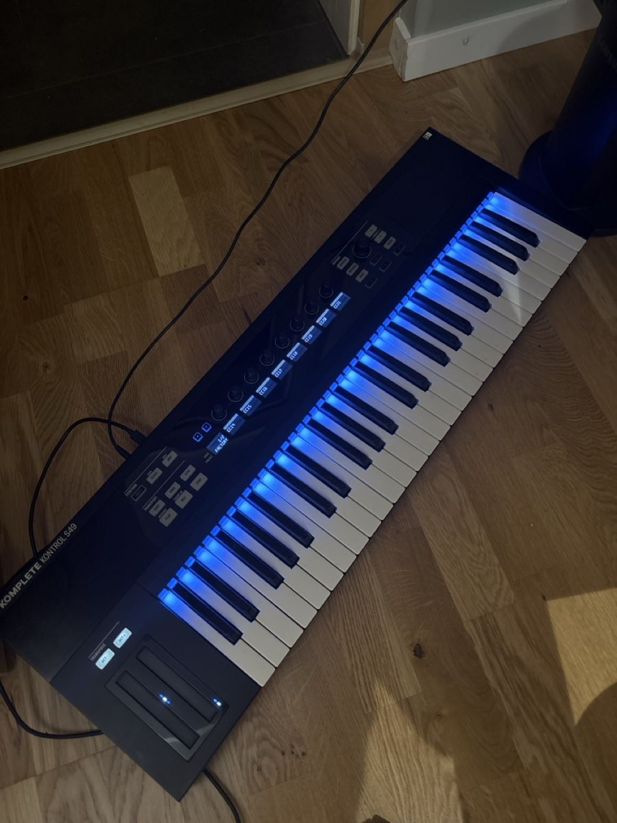 Native Instruments Musikinstrumente: Native Instruments Komplete Kontrol S49 Keyboard Controller – Gebraucht aus Schalunen von joelsbest 3