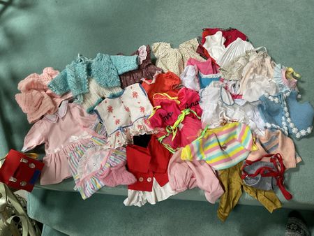 Div. Puppenkleider bzw. Puppen Kleider Sammlung