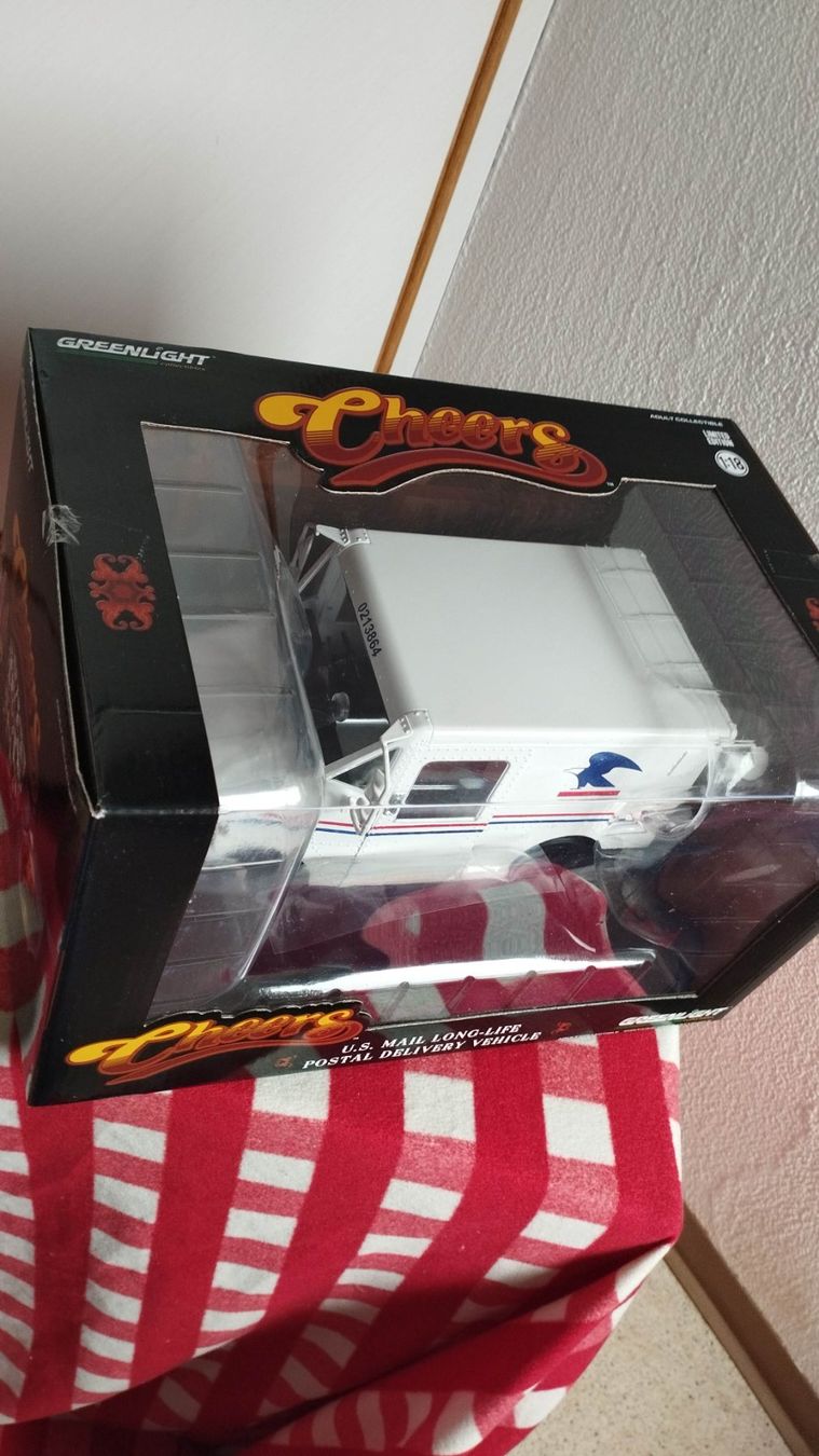 Greenlight Modellini d'auto: "Cheers" - U.S. Mail Postal Delivery Vehicle – Nuovo e nell'imballaggio originale da Chur venduto da oriori