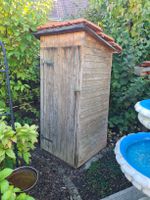 Garten-Gerätehäuschen aus Holz mit Ziegeldach – rustikal 