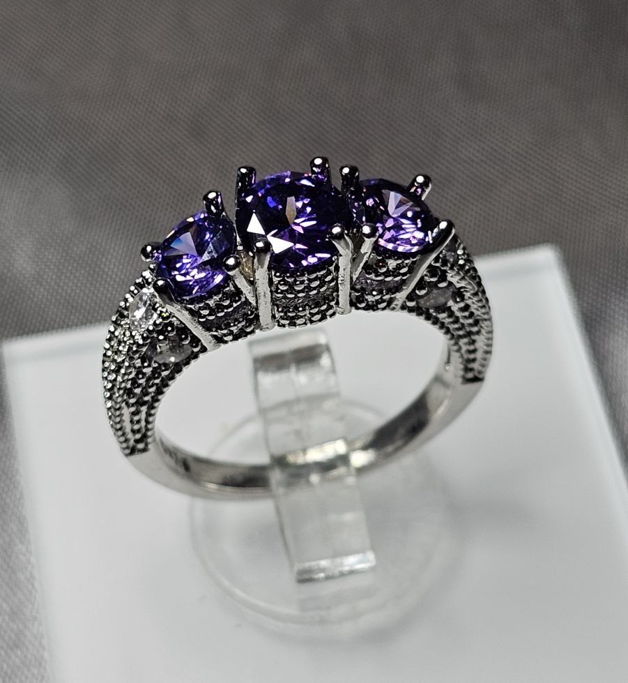 Anelli: Eleganter Ring mit Amethyst, 925 versilbert, Gr. 7 – Nuovo (secondo la descrizione) da Grenchen venduto da maretop