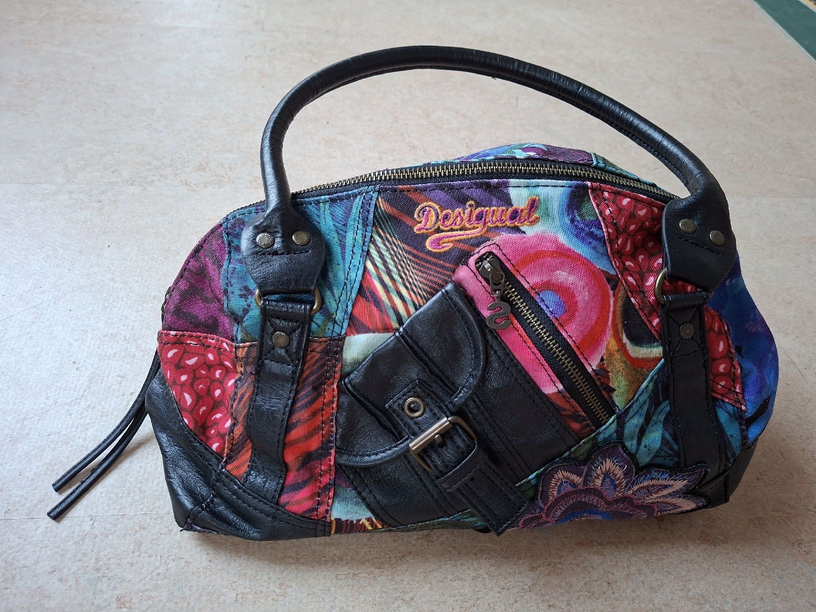 Desigual Sacs femmes: Desigual Tasche multicolour Patchwork guter Zustand – D'occasion à Klingnau par vollmond36
