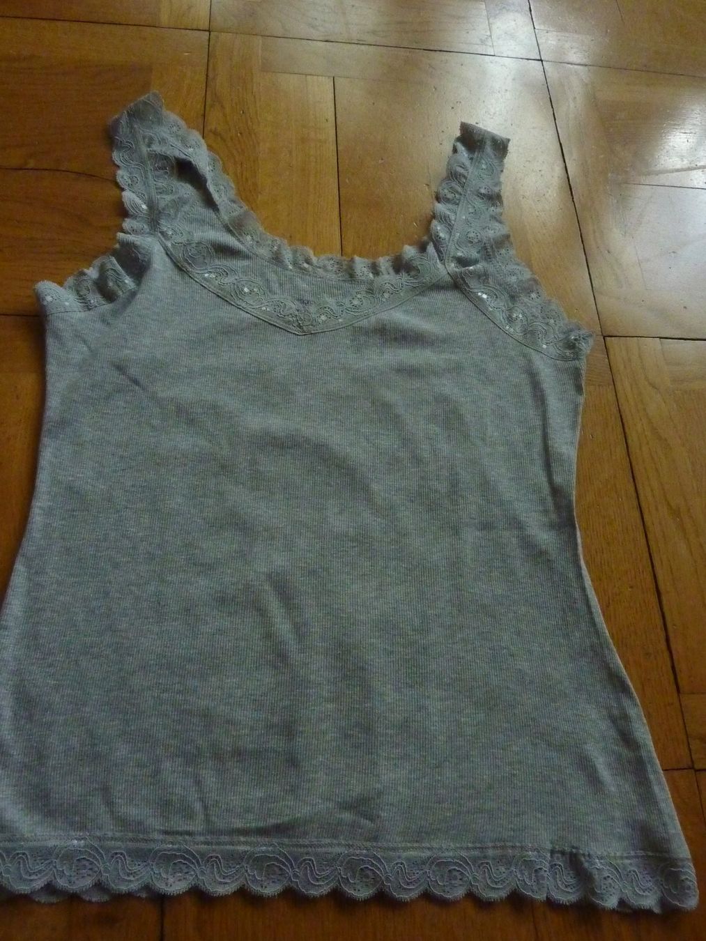 Tops: Graues Top mit Spitze, Sommer-Look, Grösse M, neu – Neu (gemäss Beschreibung) aus Waldstatt von Kananaskis1 1