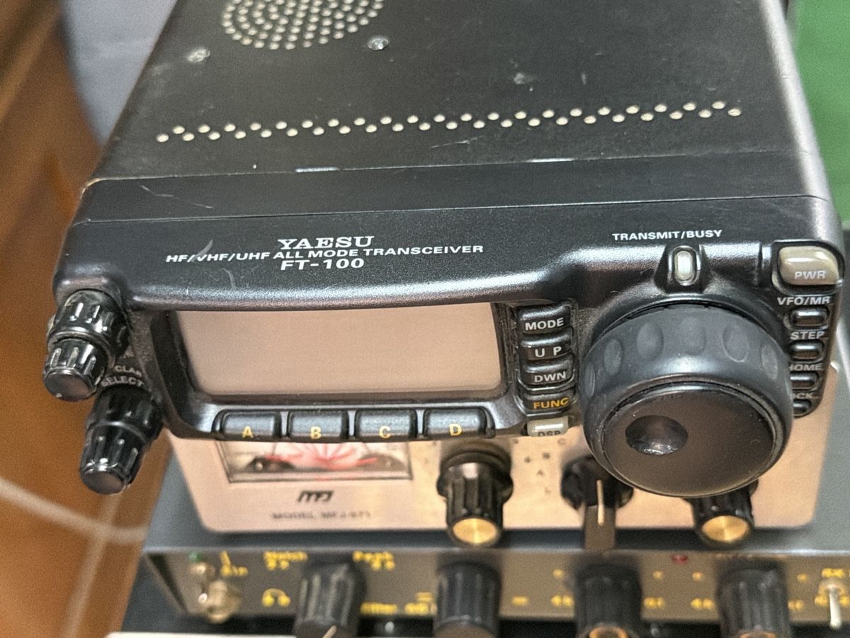 Yaesu Radiocomunicazione: Yaesu FT-100 Transceiver con MFJ Tuner e Accessori – Usato da basel venduto da Swiss._.1978 1
