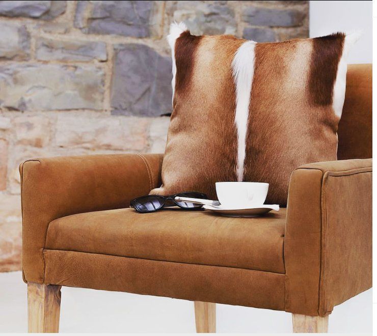 Cuscini: Springbokfell Kissenbezug – Usato da Arbedo venduto da patagonialeatherrugs 4