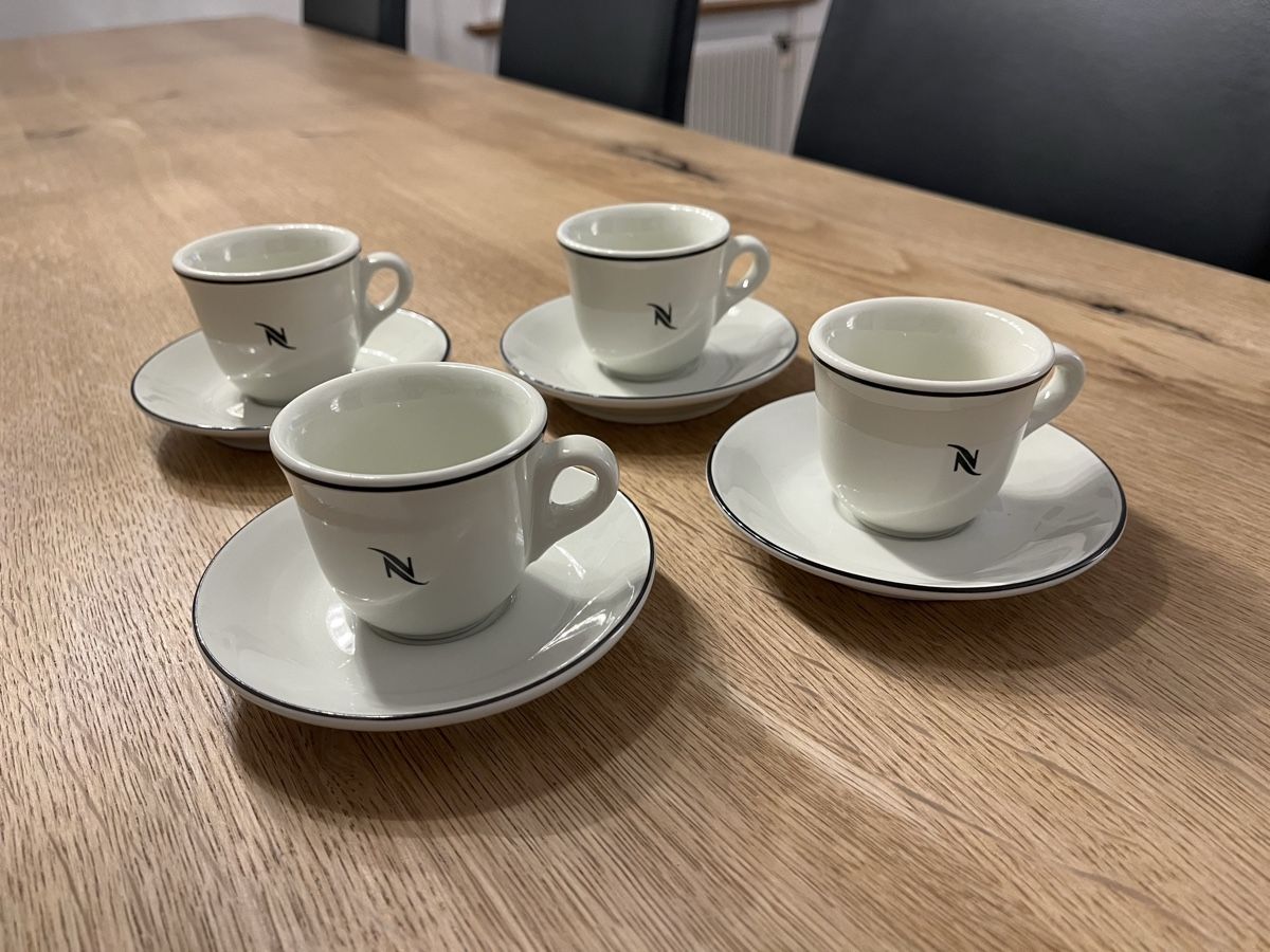 Set di piatti: **Vier Nespressotassen mit Unterteller** – Nuovo (secondo la descrizione) da Thun venduto da Koala100