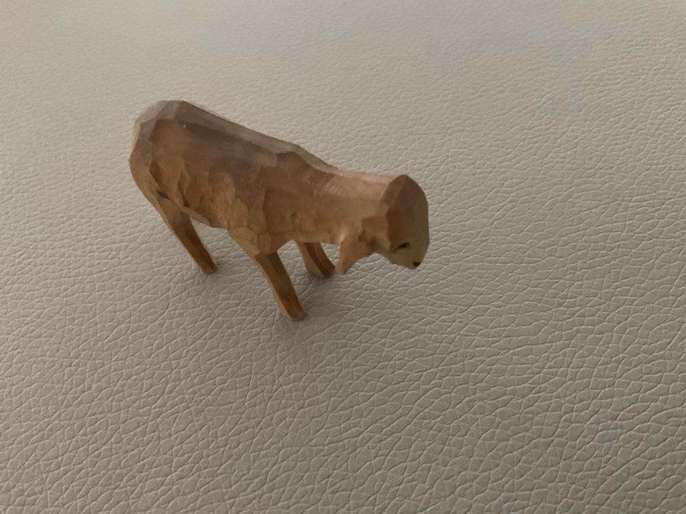 Handgeschnitzte Krippenfigur – Süße Stehende Katze Aus Lindenholz, Perfekt Für Weihnachtskrippe Oder Deko