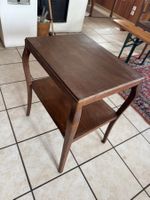 Antiker Holz-Beistelltisch / Serviertisch mit Ablage