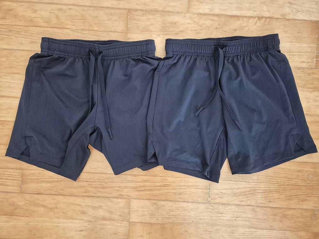 H&M Pantaloni: 2 kurze Sporthosen H&M 122/128 – Usato da Wittenbach venduto da MOW9