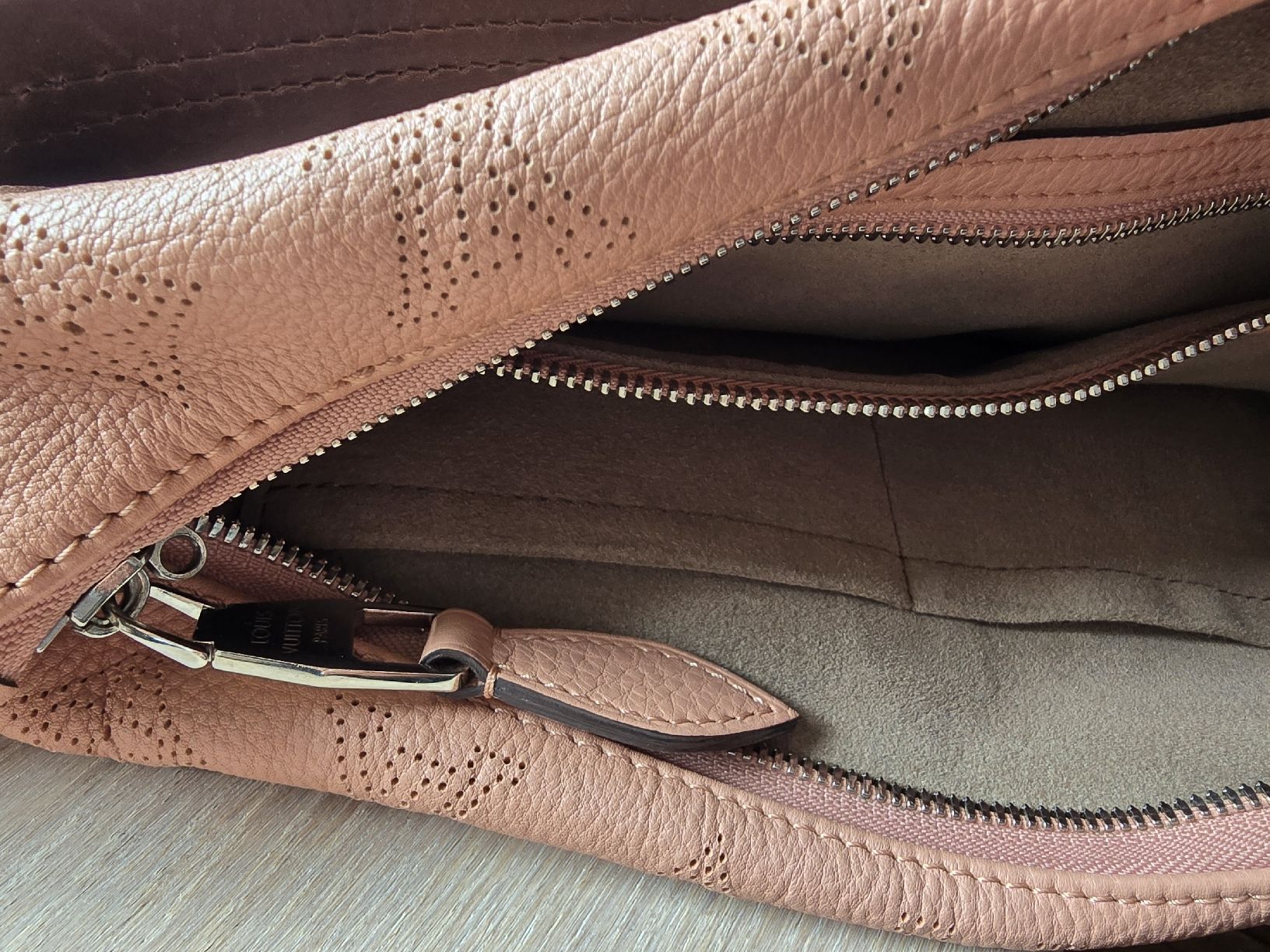 Louis Vuitton Sacs femmes: Louis Vuitton Mahina – D'occasion à La Tanne par Agere 4