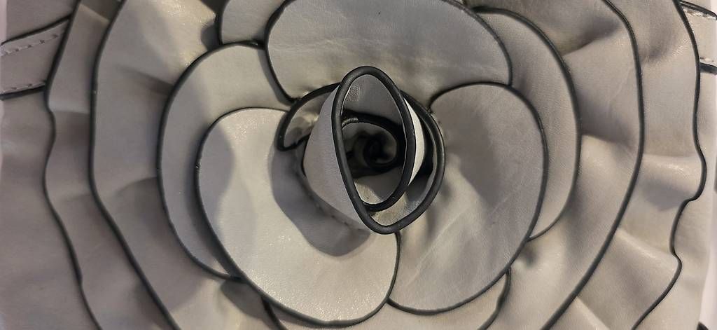 Borse da donna: Graues Blume-Tasche, klein – Usato da Wolfhausen venduto da LoukAudio 2