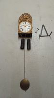 Antike Wanduhr mit Pendel