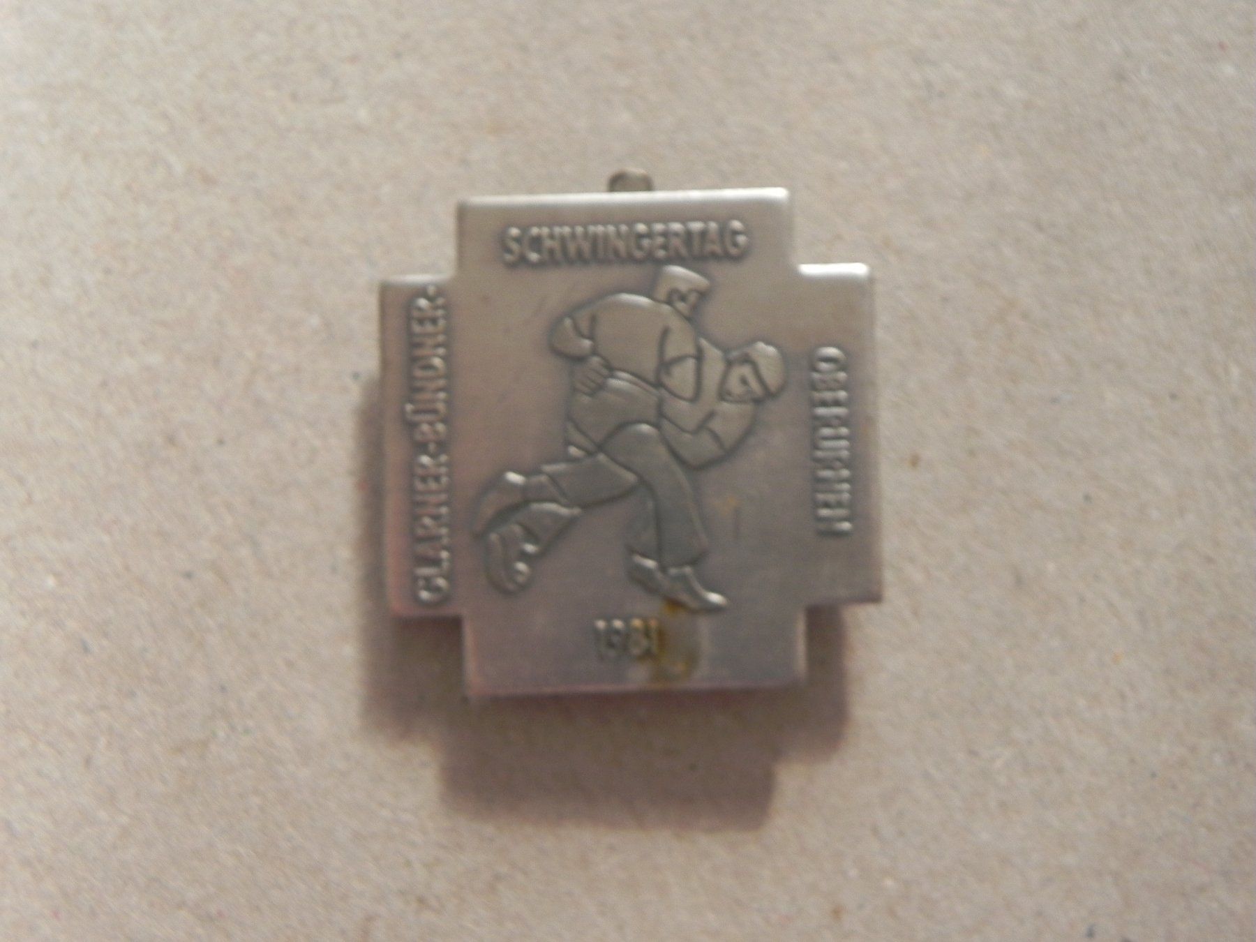 Placchette & Badge: Abzeichen GL - GR Schwingfest Schwingen Oberurnen GL 1981 – Usato da Siebnen venduto da krimsie