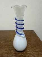 Vase en verre blanc et bleu décoratif