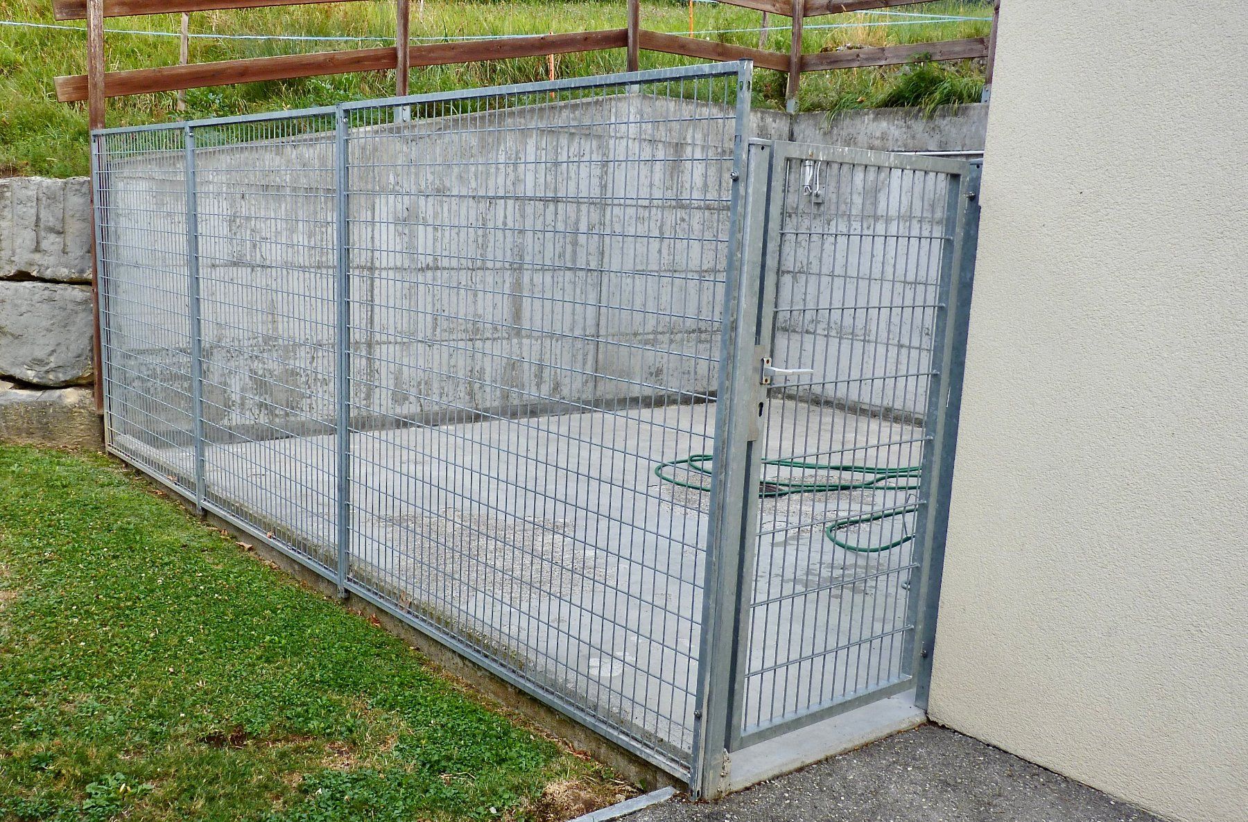 Gabbie, trasporto & Sicurezza: Eléments de chenil avec portail /Hundegitter Elemente +Türe – Usato da Sorens venduto da raffiot