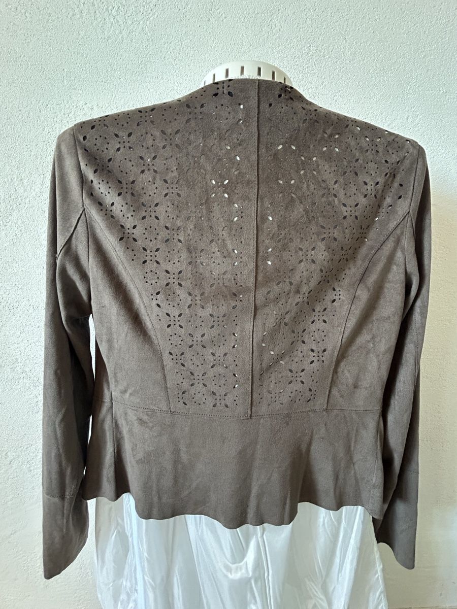 Only Giacche: ONLY Damen Jacke Grösse 38 braun Lochmuster – Usato da Röschenz venduto da c_k_wj8r 1