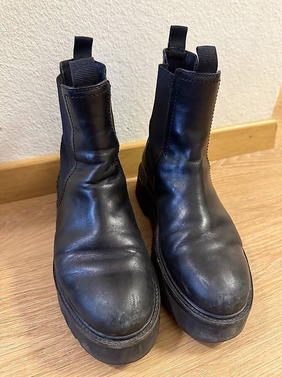 Scarpe da donna: SCHWARZE CHELSEA BOOTS – Usato da Winterthur venduto da fij_f65r