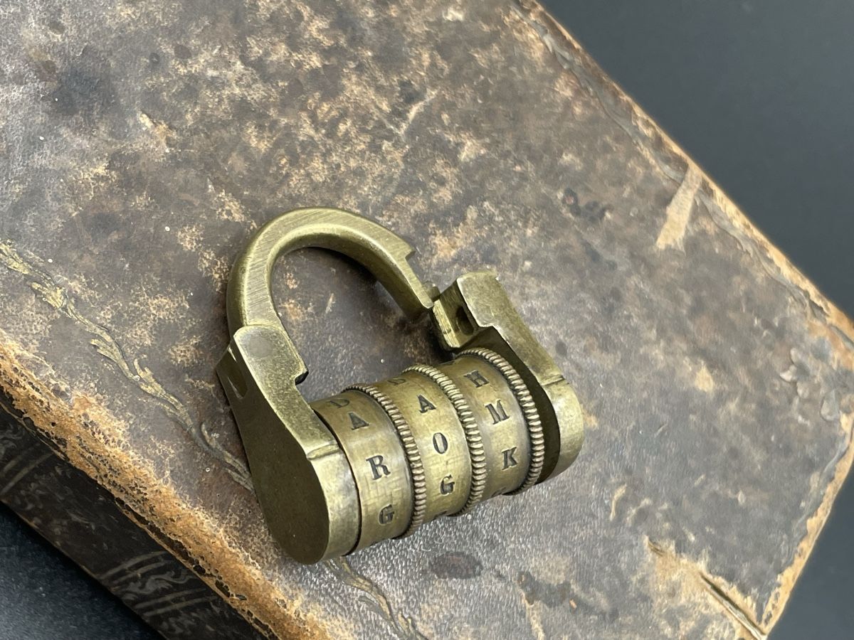 Cadenas: antikes Buchstabenschloss  – D'occasion à Baar par Nini043