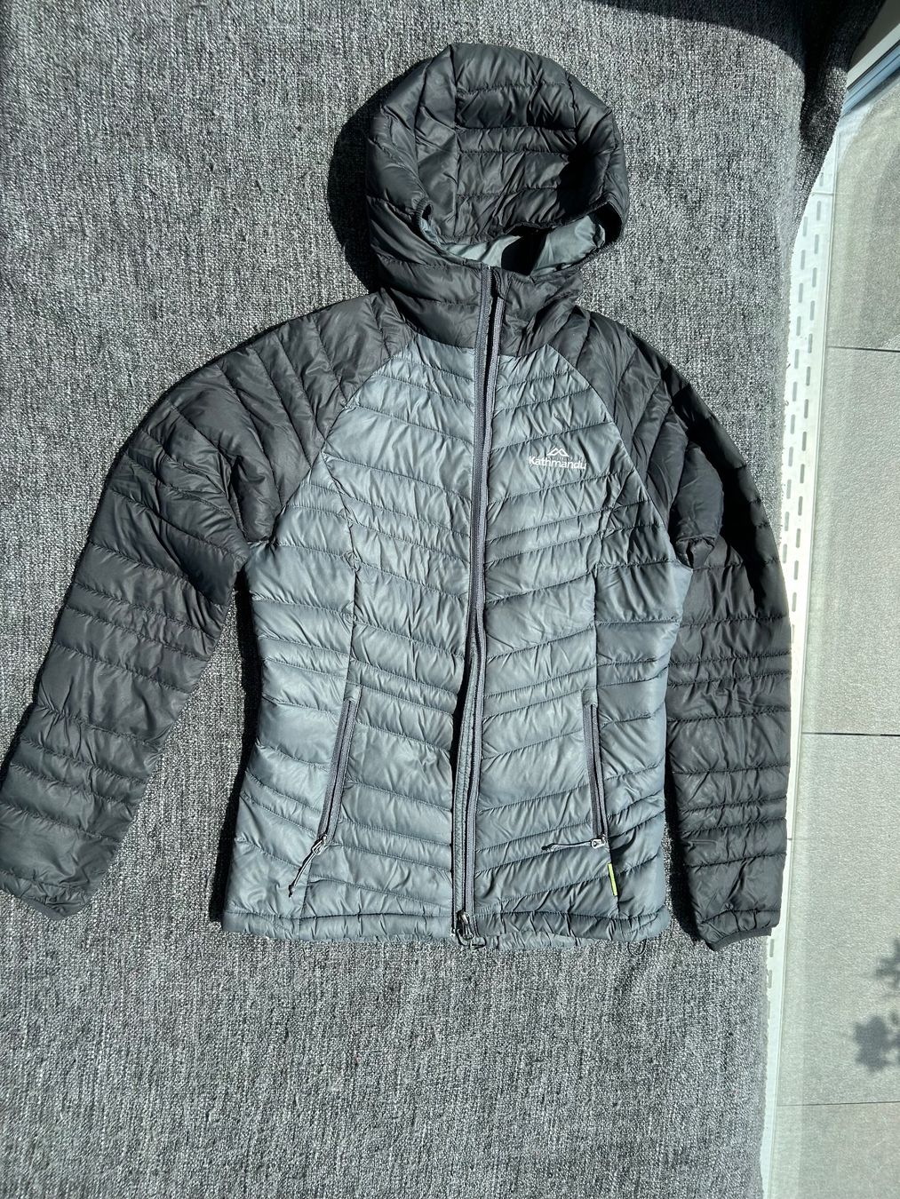 Vestes: Graue Kathmandu DaunenJacke, Grösse S – D'occasion à Zürich par Seraina_S