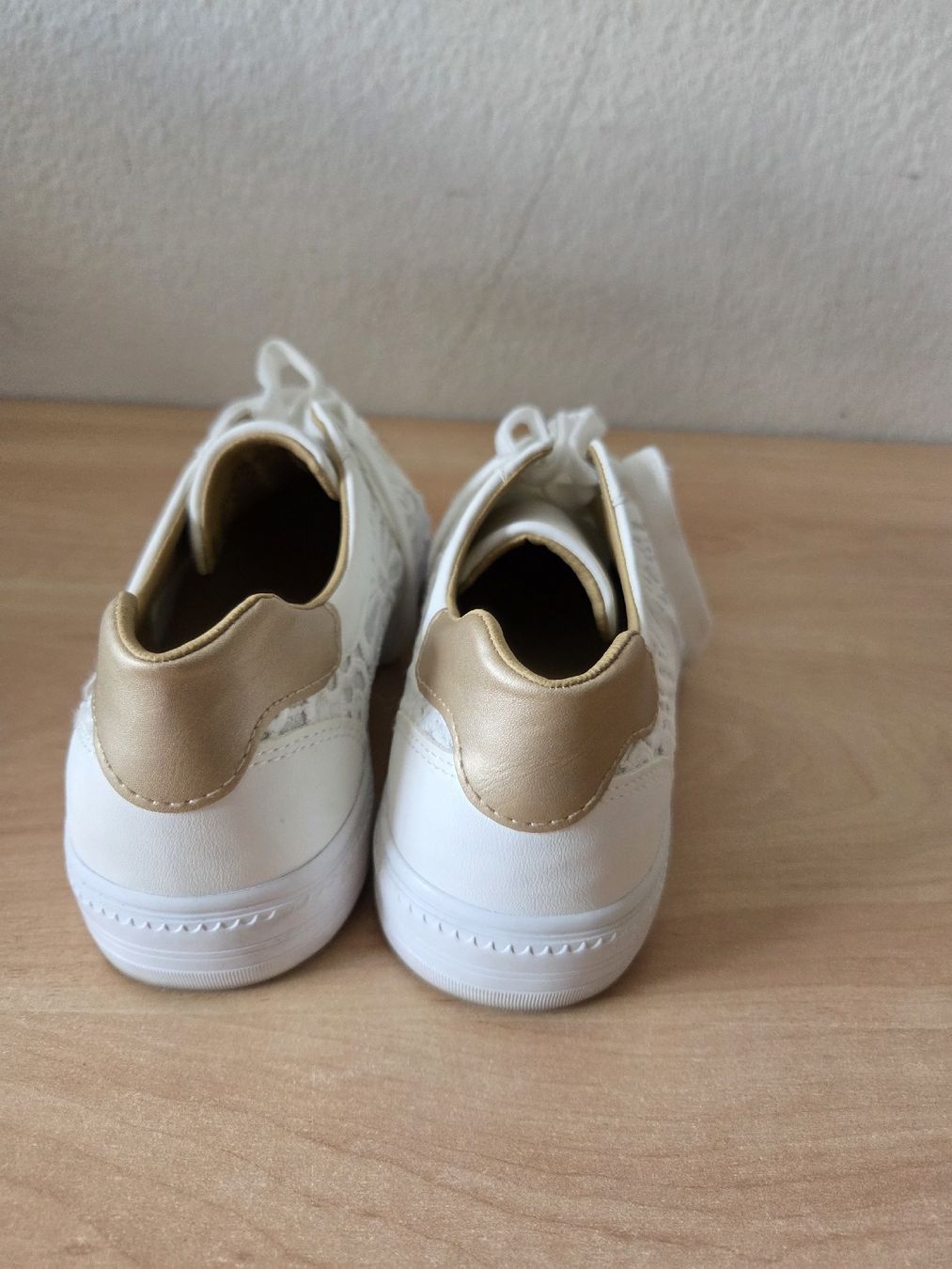Scarpe da donna: Weisse Damensneaker mit Spitzen Muster Gr.37 – Usato da Winterthur venduto da katzen07 4