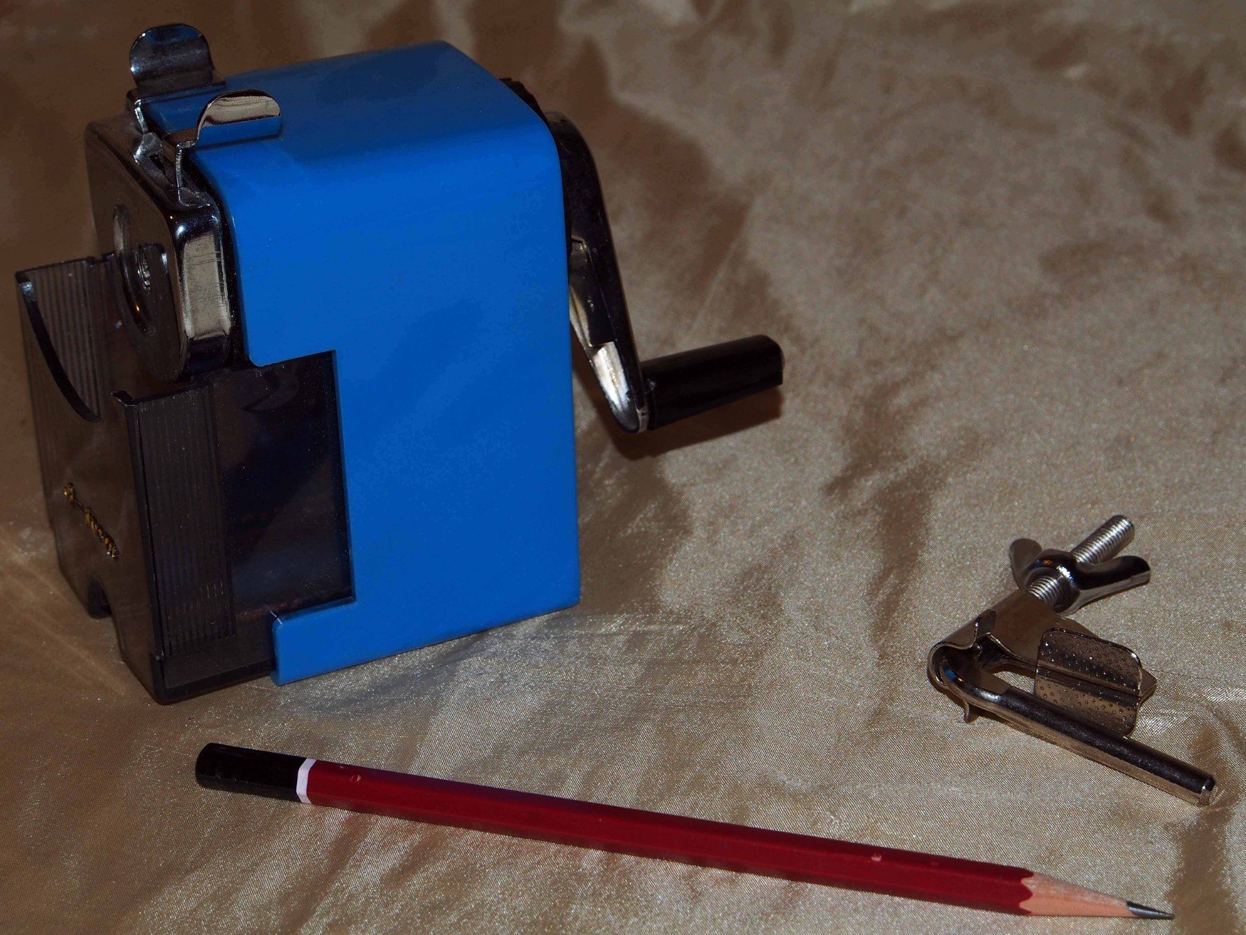 Temperini: Taille-crayon bleu A-form en métal avec manivelle fixation – Usato da Ovronnaz venduto da Etagne68 3