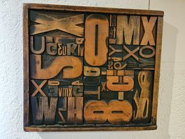 Vintage Setzkasten-Collage: Holzdruck-Buchstaben gerahmt
