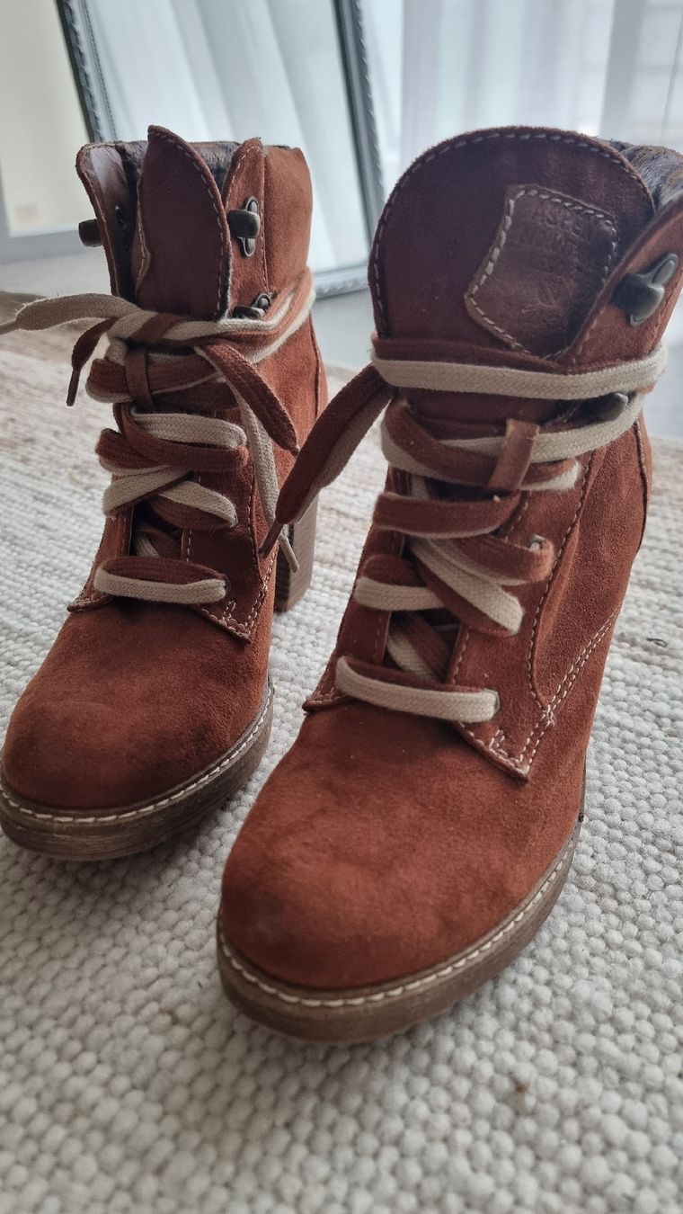Scarpe da donna: Braune Wildleder Boots mit Absatz, Gr. 40 – Usato da Chur venduto da laramente