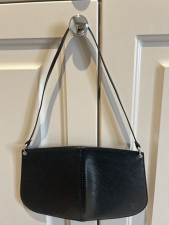 Louis Vuitton Epi Pochette Accessoires Noir – Pristine