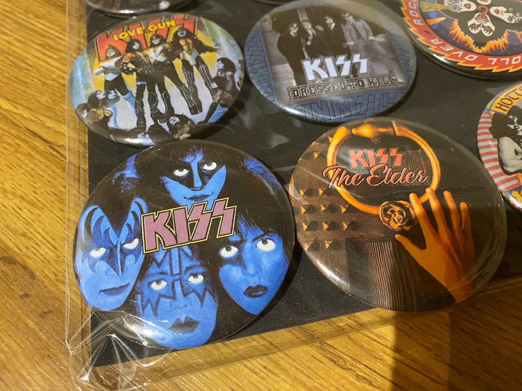 Calamite: Kiss Pin Badges, Neu! – Nuovo (secondo la descrizione) da Basel venduto da FatCatPacksTheRatt 2