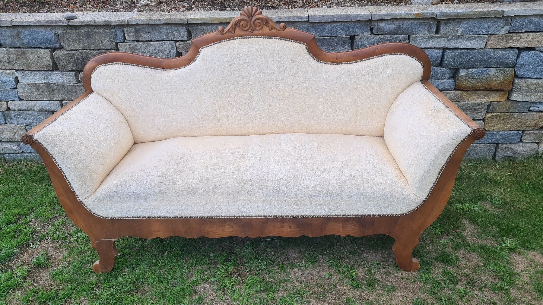 Divani: Antikes Sofa Holz mit hellbeigem Bezug – Usato da Wald ZH venduto da Imlac