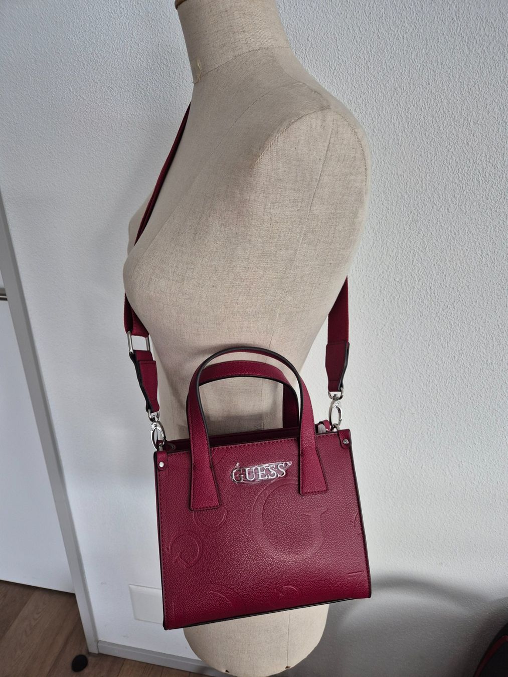 Guess Borse da donna: Neue, originale Guess Tasche Forber Mini in dark cherry – Nuovo e nell'imballaggio originale da St. Erhard venduto da Saskia0 1