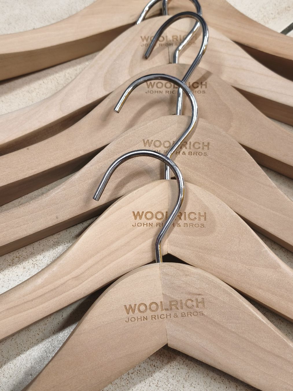 Appendiabiti: 6x Woolrich Kleiderbügel Holz  – Usato da Emmetten venduto da SecondhandSiska 1