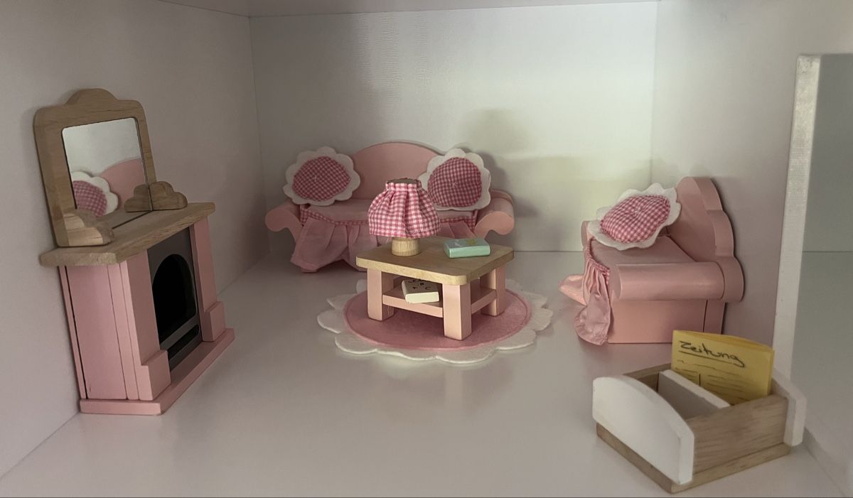 Case e mobili per bambole: Puppenstuben Wohnzimmer Möbel-Set rosa – Usato da Arboldswil venduto da Sonnenelfe