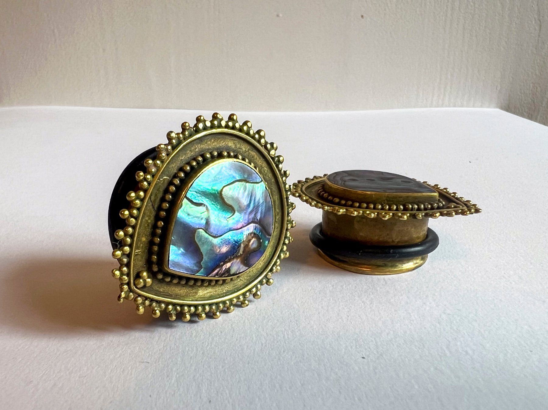 Gioielli per piercing: Schöne Messing Ohr Plugs mit Perlmutt, 20mm – Usato da Winterthur venduto da Ael_ 1