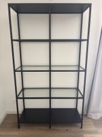 Schwarzes Regal mit Glasböden