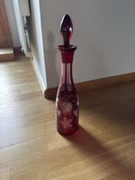 rubinrote Kristall Karaffe Schliffdekor und Traubenmuster