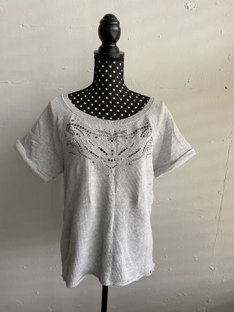 Graues Shirt mit Cut-Out Muster – Boho Style Sommer