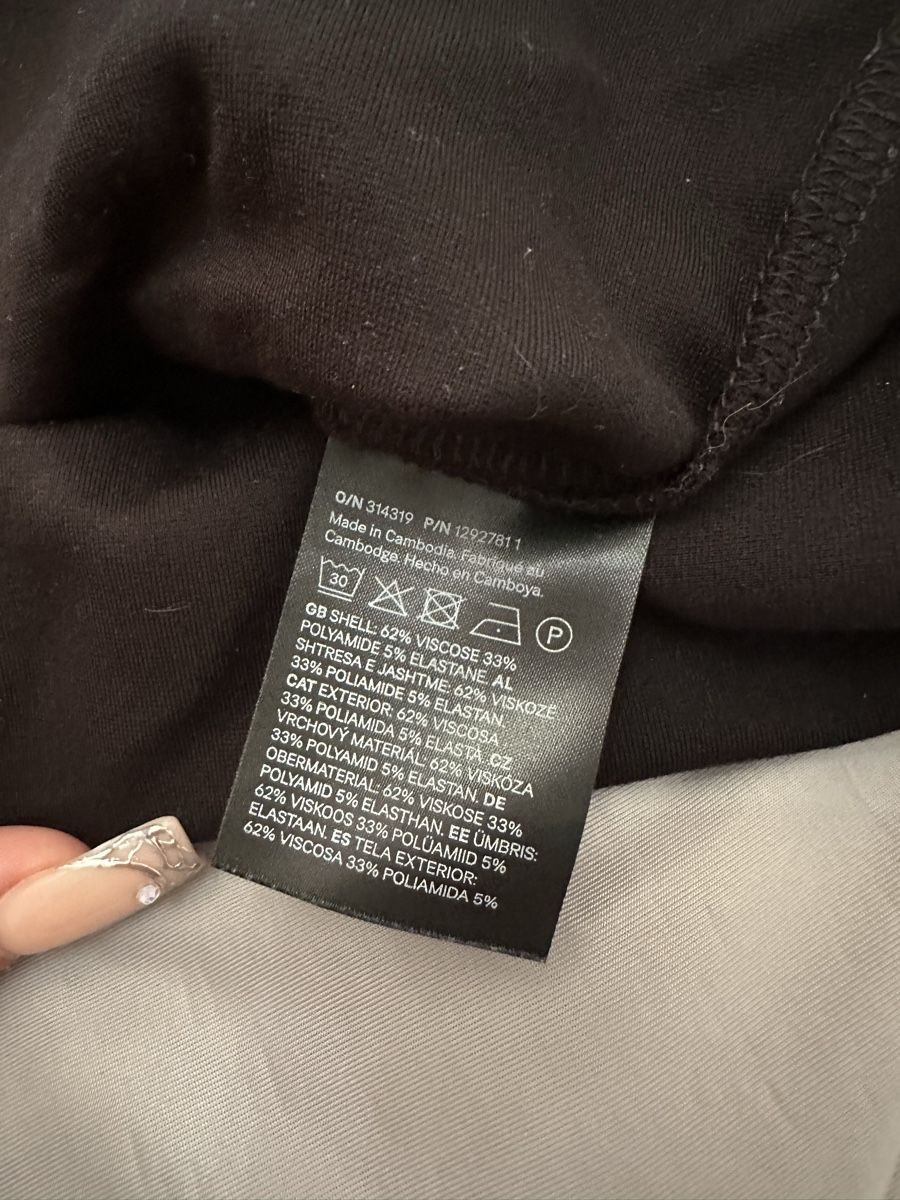 H&M T-shirts: Schwarzes Kurzarm-Oberteil – Neuf (Voir description) à Rhäzüns par romina._gr 3